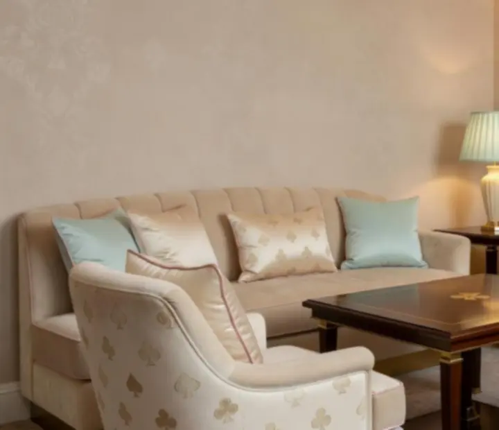 Pasztell tónusú, elegáns éttermi enteriőr visszafogott casino inspirációval
